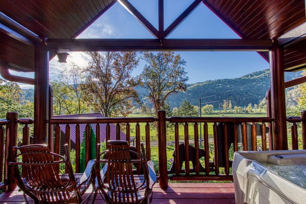 Papa Bear, Hot Tub, Wifi, 1089 Free Tickets Each Paid Day, Dollywood And More Sevierville Buitenkant foto